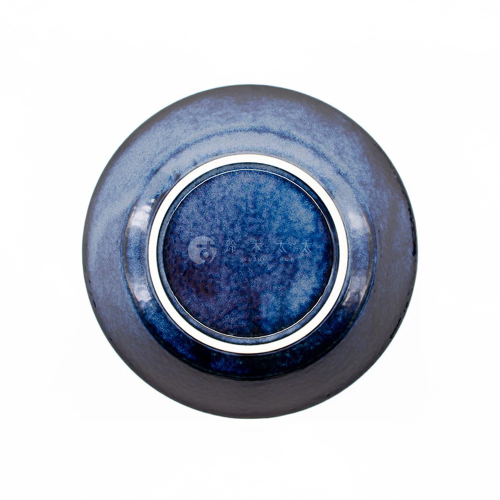 一個藍色美濃燒盤，底部有白色圓環，盤底中央有日文品牌標誌