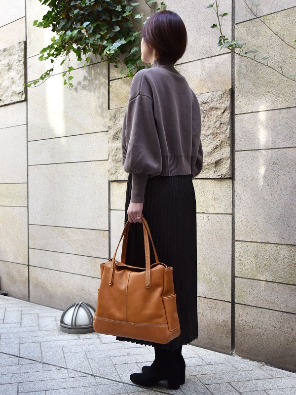 職人手作皮革直式肩背托特包，經典駝色，採用柔軟皮革材質，簡約設計，搭配精緻縫線，風格百搭。