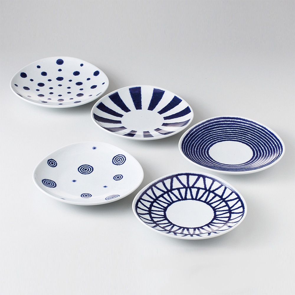 五件式波佐見燒陶瓷沙拉盤，以白色為底，飾有不同款式的藍色玉紋圖案，包含圓點、放射狀線條、同心圓及幾何圖形，盤子邊緣呈不規則波浪狀。