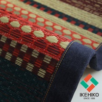 RALPH 藺草和風居家地墊，編織紋理包含紅、米白、深藍、酒紅等色塊，搭配牛仔布滾邊。