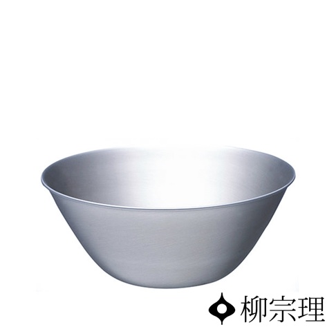 柳宗理品牌的不鏽鋼霧面調理盆，呈現簡約的圓弧造型，表面具備溫潤的金屬質感，整體設計輕巧耐用。