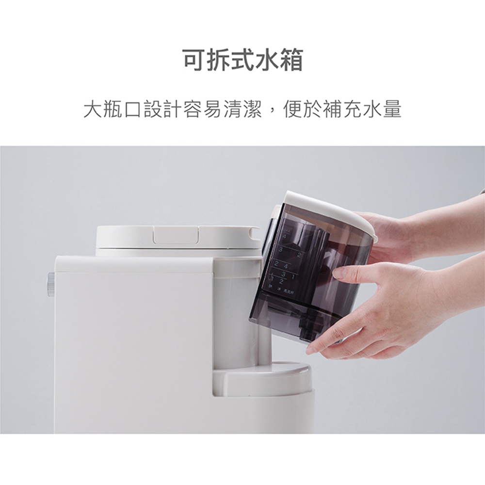 SC-A3520 自動研磨咖啡機。白色機身，可拆卸的透明深灰色水箱，上面有刻度標示，由雙手取出。