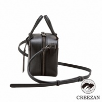 JETTER 迷你箱型包 CJTF-038，黑色荔枝紋皮革材質，設有雙提把、拉鍊開口及可拆卸斜背帶，風格簡約。