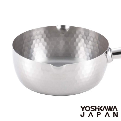 不鏽鋼單柄雪平鍋，鍋身表面帶有槌目紋，配有單邊手柄，鍋緣有兩個出水口。