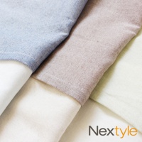 神戶異國風四開式門簾，展示淺藍、淺棕、米白與淺綠四種布料的紋理與顏色，材質為棉麻混紡。