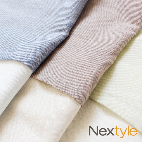 神戶異國風四開式門簾，展示淺藍、淺棕、米白與淺綠四種布料的紋理與顏色，材質為棉麻混紡。