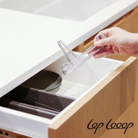 伸縮式不鏽鋼水壺瀝水架，銀色金屬材質，設計簡約，可折疊收納，方便置於抽屜中。