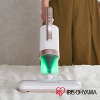 粉色 Iris Ohyama 雙氣旋偵測除蹣清淨機，搭載 HEPA13 銀離子限定版，機身白色帶有玫瑰金飾條，集塵筒發出綠光，底部吸頭為白色。