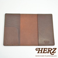 深棕色皮革護照套，內有兩個隔層，左側隔層為開放式插槽，右側隔層為平整皮革面，邊緣有縫線裝飾，右下角有燙金品牌標誌。