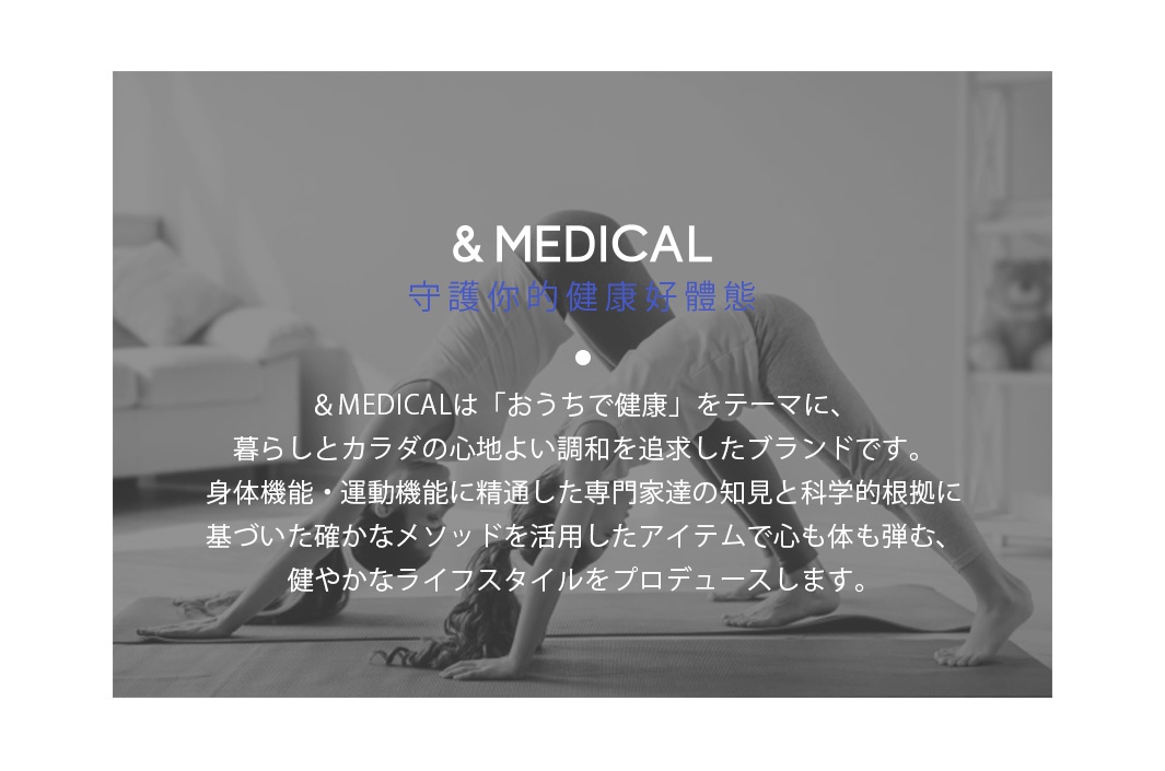 兩位女性身穿運動服，在瑜珈墊上進行伸展運動。背景為柔和的灰色調，營造出寧靜的氛圍。