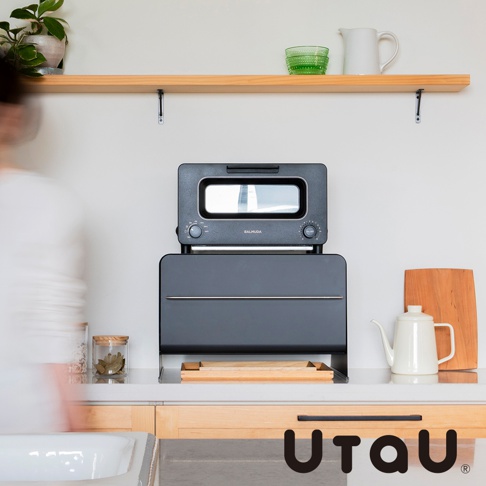 UtaU 抽屜式多功能萬用收納整理櫃-加高，搭配黑色質感烤箱、白色熱水壺和木質砧板，營造簡約廚房收納氛圍