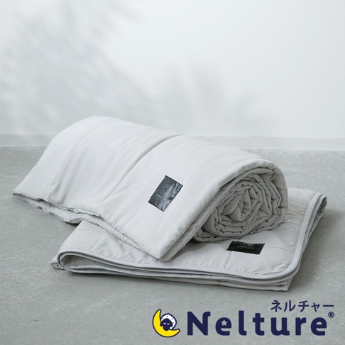 Nemulia 五層散熱涼感單人被，淺灰色，布料柔軟，表面有細緻的菱格紋縫線，左側有一黑色品牌標籤。