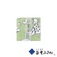 友禪染畫布風方巾，淺綠色底布印有黑白斑點的斑紋狗圖案，材質為細緻的棉織品，觸感柔軟，適合日常使用。