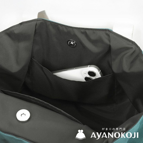 AYANOKOJI 托特包內部，展示有手機放置於內袋中，並有品牌標誌。