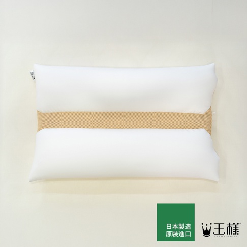 王樣檜木清香枕，日本製造原裝進口，頂部和底部為白色枕體，中間為黃色網狀材質，是為舒適睡眠設計的枕頭。