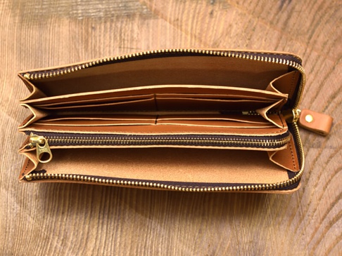 職人手作皮革Organ雙拉鍊L型長夾，採用淺棕色皮革製成，內層有多個卡槽與隔層，並配有金色拉鍊和皮革拉環。