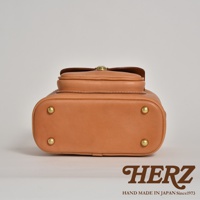 職人手作皮革軟皮相機包 N-6，展示此款相機包的淺棕色皮革材質、底部四顆黃銅腳釘，以及頂部翻蓋的設計細節。