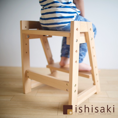 木質二階墊腳凳，天然原木色，結構穩固，有兩層踏板，適合兒童使用。