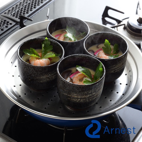 四個深色陶瓷碗中盛有蒸蛋，碗內有蝦仁、香菇和香菜裝飾，碗置於不鏽鋼蒸盤上，蒸盤孔洞清晰可見。