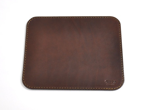 職人手作皮革滑鼠墊板 (KZ-70)，深棕色皮革，四周以淺棕色縫線包邊，右下角有燙金品牌標誌。