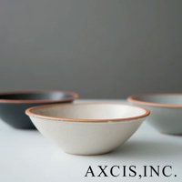 三個素燒陶瓷沙拉碗，分別為淺米色、淺灰色和深藍色，碗口邊緣帶有陶土原色，簡潔百搭。