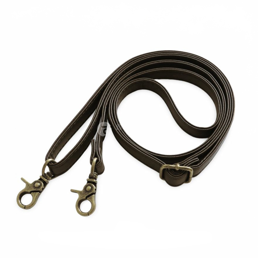 一條深棕色皮革製的斜背包帶，帶有兩個古董金色的鉤扣和一個調節扣