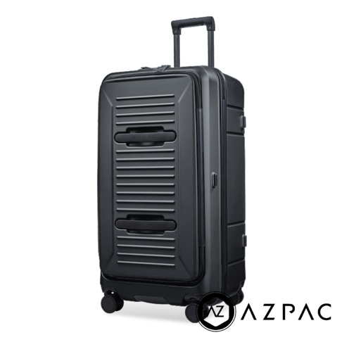一個黑色長方形的AZPAC品牌30吋前開口煞車行李箱，採直立視角拍攝，箱體正面具有獨特的橫向溝槽設計與兩個嵌入式手把，配備伸縮拉桿及下方四組滑輪，外型簡約且結構紮實。