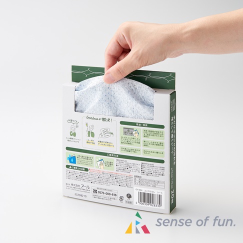 一隻手從瓦斯爐專用去汙清潔巾的白色包裝盒中抽取一張淺藍色、有紋理的清潔巾。