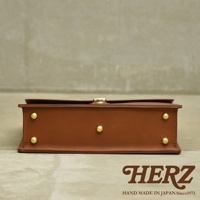 職人手作皮革Organ兩用商務公事包 G-93，棕色，側面展示。光滑皮革表面，配有金色金屬鈕扣和搭扣。