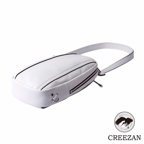 JETTER 隨身側背包 CJTE-021，白色荔枝紋皮革材質，配備黑色拉鍊和銀色金屬環，簡約設計。