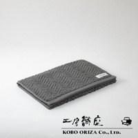 ECOR 天然系人字紋有機棉毛巾，深灰色，材質為柔軟的有機棉，織有清晰的人字紋路，邊緣有同色系滾邊，右上角有白色品牌標籤。