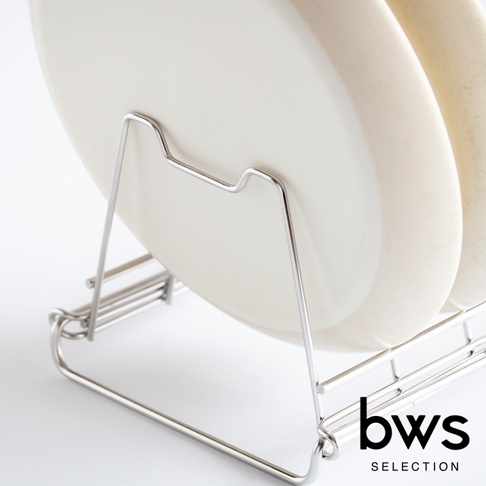 bws SELECTION 簡約不鏽鋼瀝水架上擺放著兩盤白色餐盤