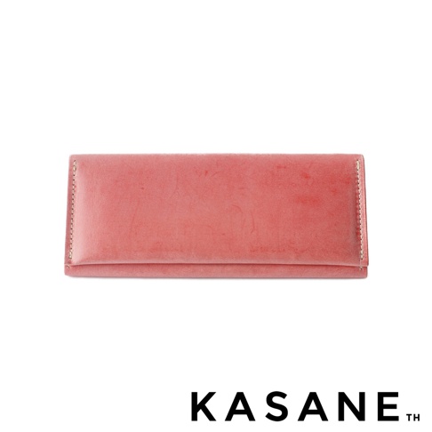 KASANE 品牌 logo，旁邊是一個紅粉色的皮革長夾，在白色背景下拍攝。