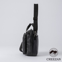 黑色皮革方形側背包，飾有品牌標誌的肩帶，側面有額外的置物口袋。