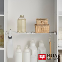 圖片內有 HEIAN SHINDO 的品牌標誌，旁邊有許多居家收納用品，包含瓶裝清潔劑、噴瓶、竹編收納盒和清潔刷。