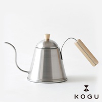 日製18-8不鏽鋼木柄極細口咖啡手沖壺，銀色不鏽鋼壺身，搭配木質手柄和壺蓋頭，壺嘴細長，適合精準沖泡咖啡。