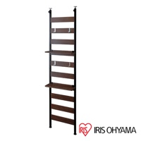 頂天立地收納掛架，黑色金屬支架搭配深棕色木紋層板，設有兩層置物台及四個掛鉤，簡約實用，適合各式居家空間。