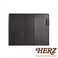 黑色皮革輕便記事本書套，內有插槽與筆套，皮革表面紋理細緻，邊緣縫線工整，品牌標誌壓印於內側。