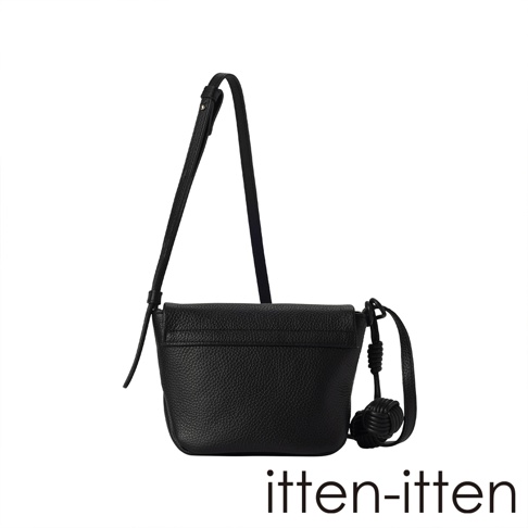 itten-itten 黑色荔枝紋皮革迷你斜背包，配有編織感的點結吊飾。