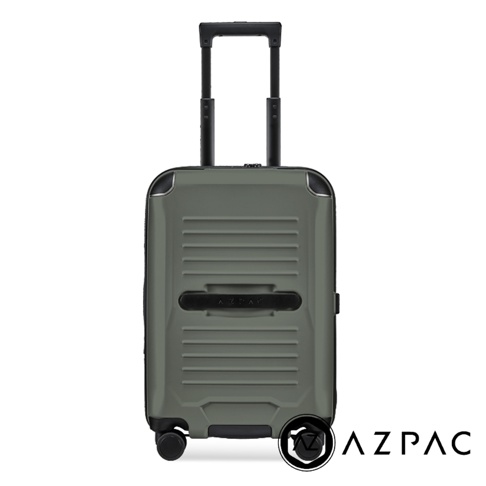 一款軍綠色AZPAC品牌Trucker 3.0系列二十吋硬殼行李箱，正面呈現長方形橫條紋理設計，配置黑色伸縮拉桿、靜音煞車輪組以及橫向手把，整體外觀簡潔俐落且兼具耐用感。