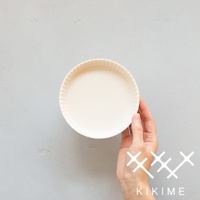 米色美濃燒高腳平盤 S，盤緣有細緻的放射狀紋路，由手持。