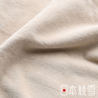 淺米色吸濕透氣絲絨風毛巾枕套，質地柔軟，表面帶有細緻的絨毛紋理，布料呈現自然的褶皺。