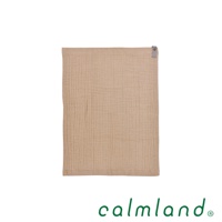卡其色無撚紗質夾心長方巾，表面有細緻的織紋，觸感柔軟，右上方有灰色洗標，顯示著「40」，下方有 calm land 品牌標誌。
