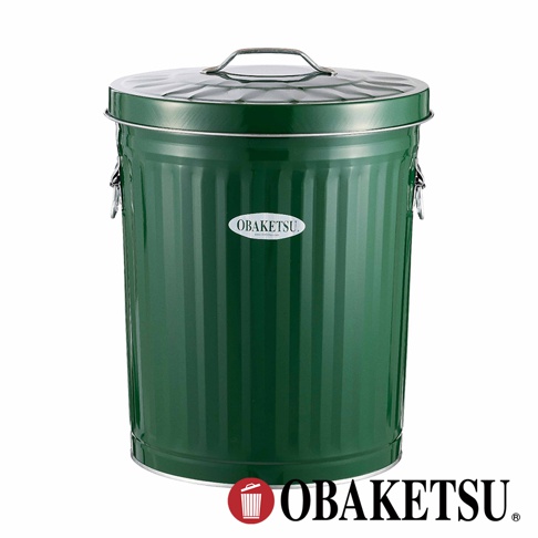 OBAKETSU 綠色金屬垃圾桶，帶有蓋子和提把，側面印有品牌標誌
