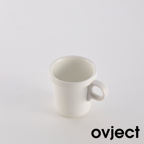 白色琺瑯馬克杯，圓潤杯身，帶有環狀把手，簡約設計。