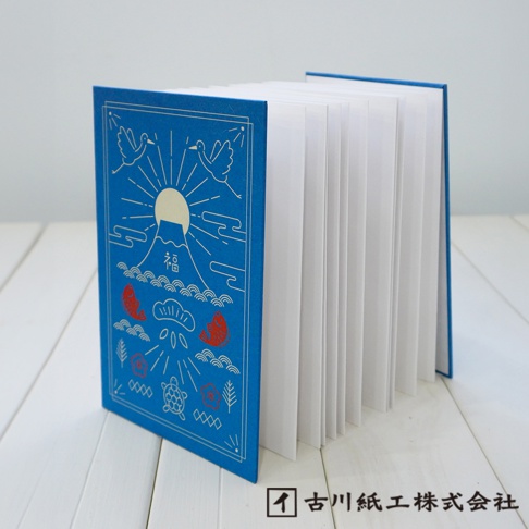 藍色和紙御朱印帳，封面印有日出富士山、兩隻仙鶴、紅色魚、龜、梅花等吉祥圖案，紙頁潔白。