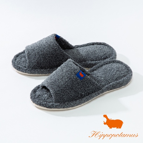 一雙深灰色竹棉混紡室內拖鞋，拖鞋為開放式設計，鞋面有絨毛觸感，並帶有藍色標籤與橘色河馬圖案。