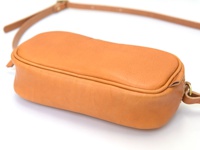 職人手作皮革隨身單肩小包（CP-35），採用光滑的淺棕色皮革製成，側面有縫線細節，搭配細長的同色系皮革肩帶。