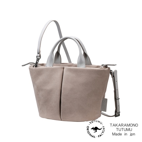 TUTUMU 裸色絨面皮革拼接淺色皮革手提斜背包，配有可拆卸肩帶，包身設有側邊袋，包上印有 TUTUMU Original Factory 和 Made in JPN 字樣，並有袋鼠圖案標誌。
