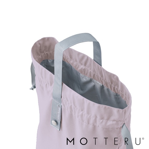 淺紫色輕時尚摺疊保冷束口袋，配有灰色織帶提把，內裡為銀灰色材質，束口設計，側面有品牌標籤。